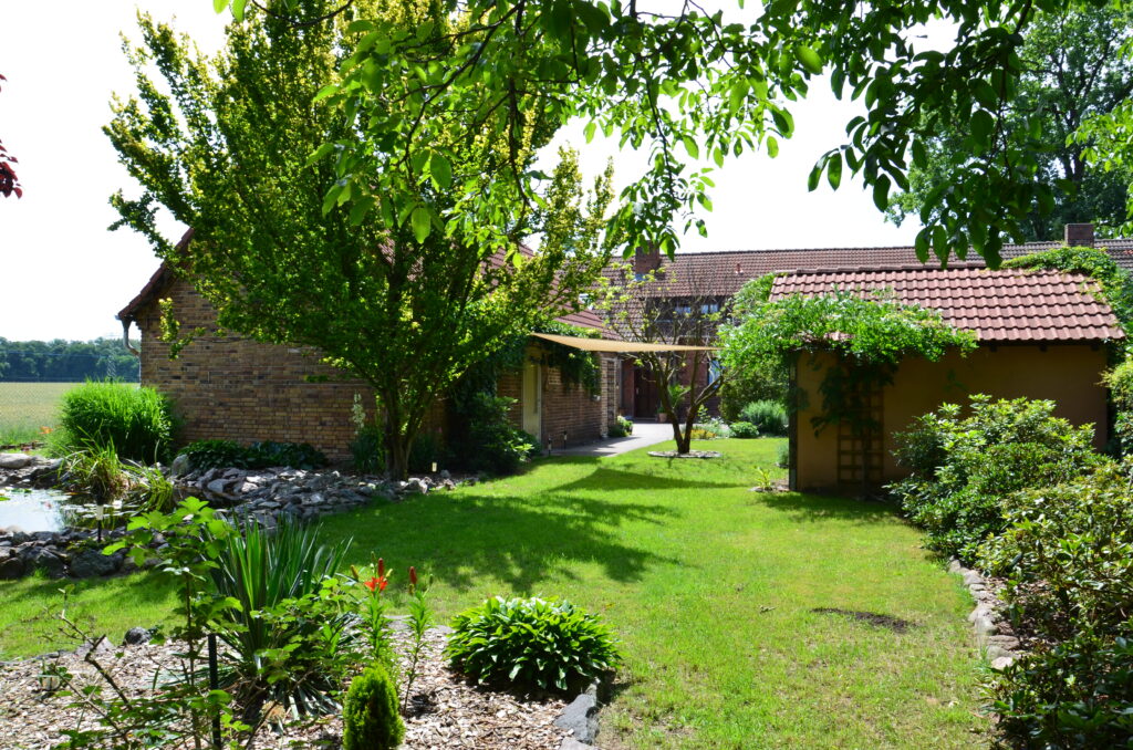 Gepflegter Garten der Ferienwohnung mit Teich in Cottbus-Branitz