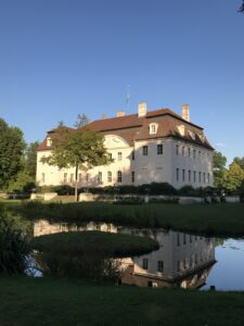 Schloss Branitz mit Spiegelung im Parksee, Branitzer Park Cottbus
