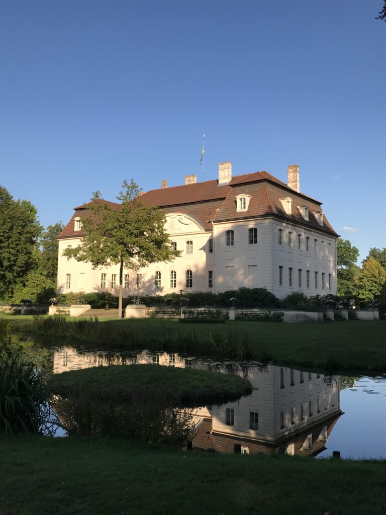 Schloss Branitz mit Spiegelung im Parksee, Branitzer Park Cottbus