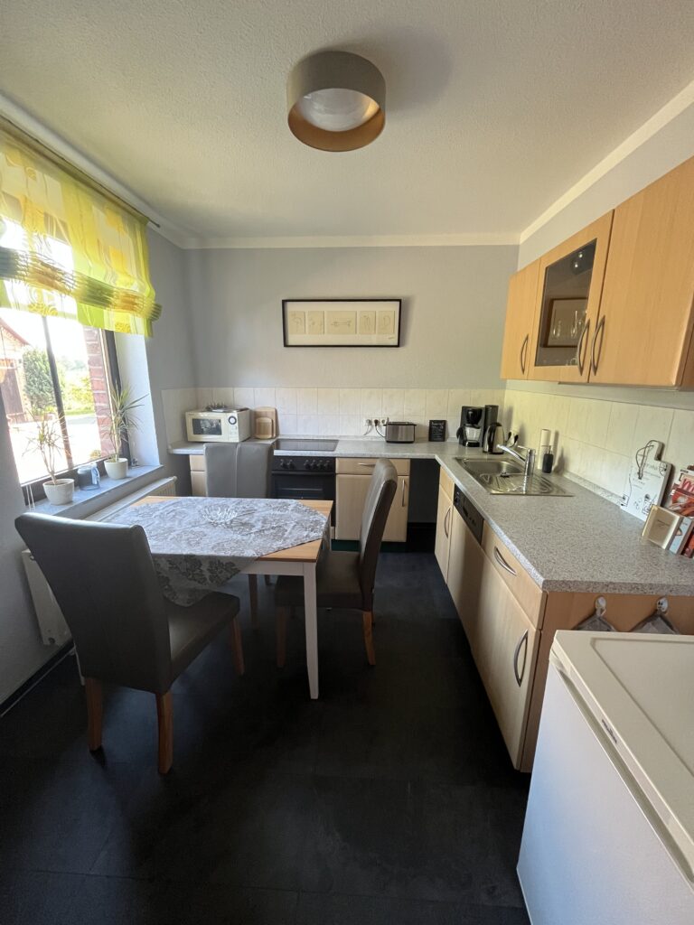 Voll ausgestattete Küche der Ferienwohnung Cottbus mit Essbereich