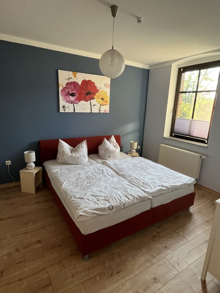 Schlafzimmer der Ferienwohnung Cottbus mit Doppelbett